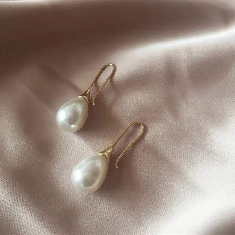 Helena Classic Pearl Earrings